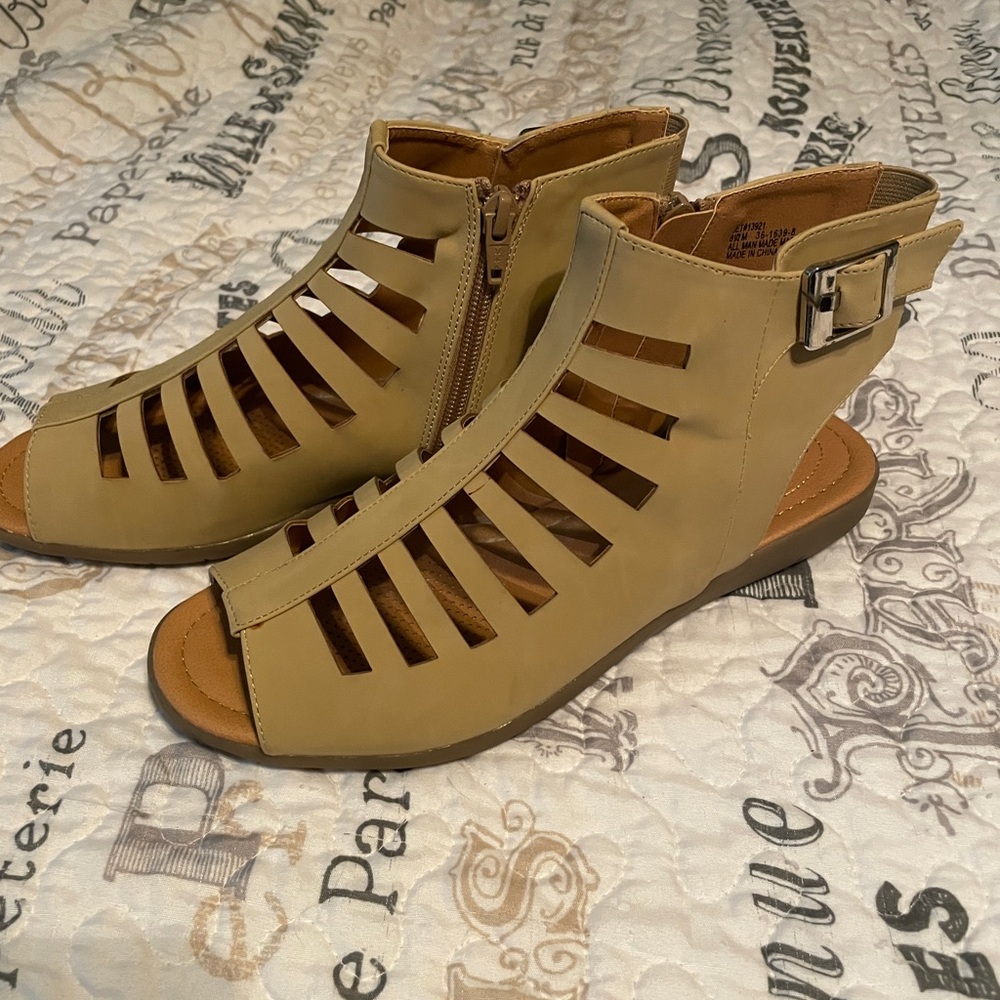 Woman’s Comfortview tan sandals